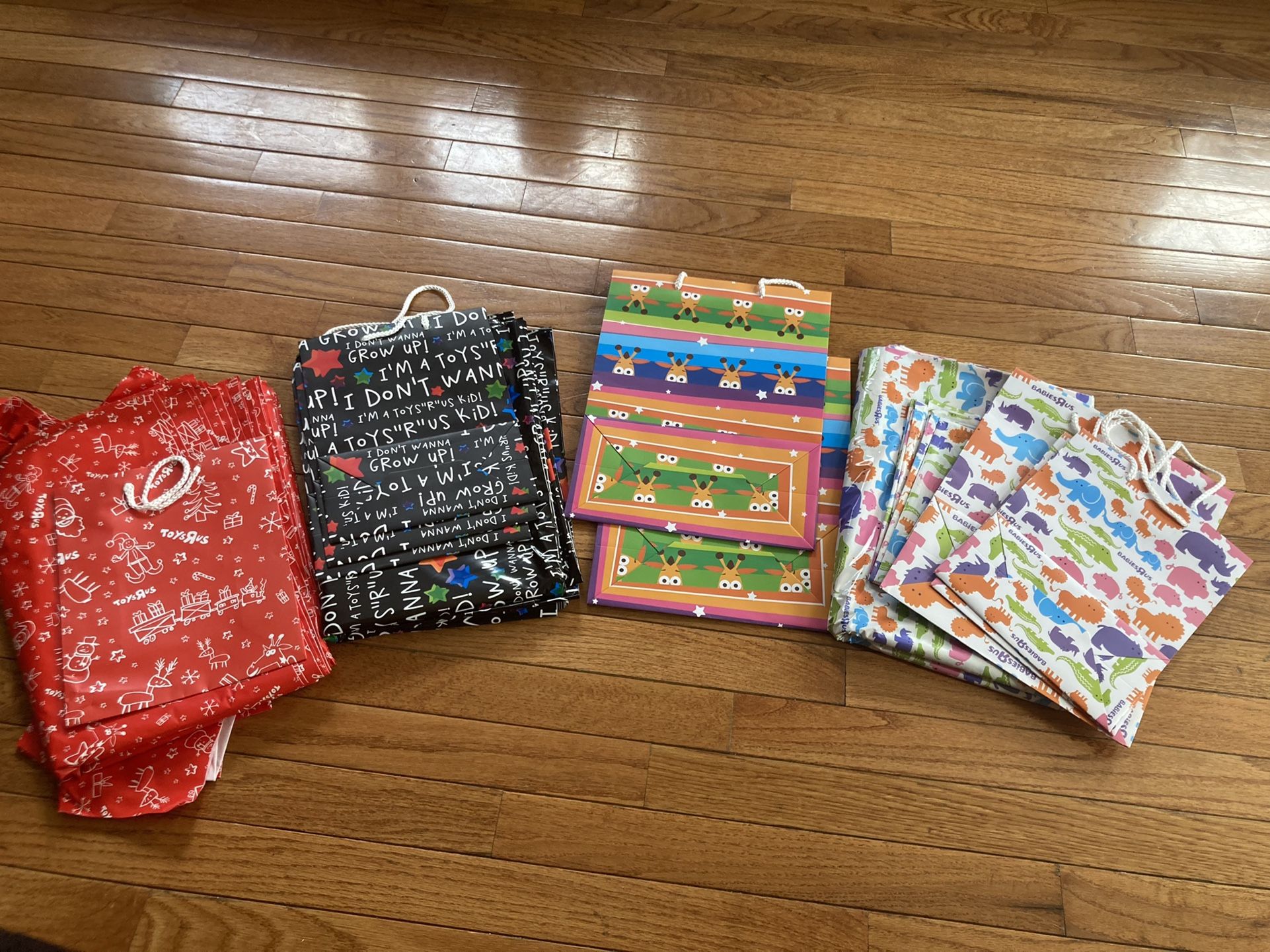 40 Pc’s Toys R us & Babies R Us Gift Bags.