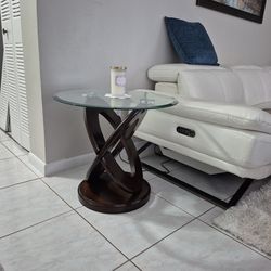 Faza  End Table Like New. It Can be used as a Coffe Table to.