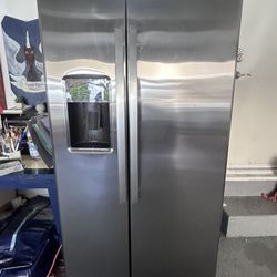 GE Stainless Side-by-Side Refrigerator w/ Ice & Water (Great Condition)