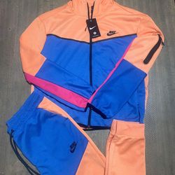 Mens Nike sweatsuits sizes s,m,l,$70 each hmu ✅🔥🎁