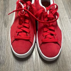 Size 7 Puma’s Never Worn