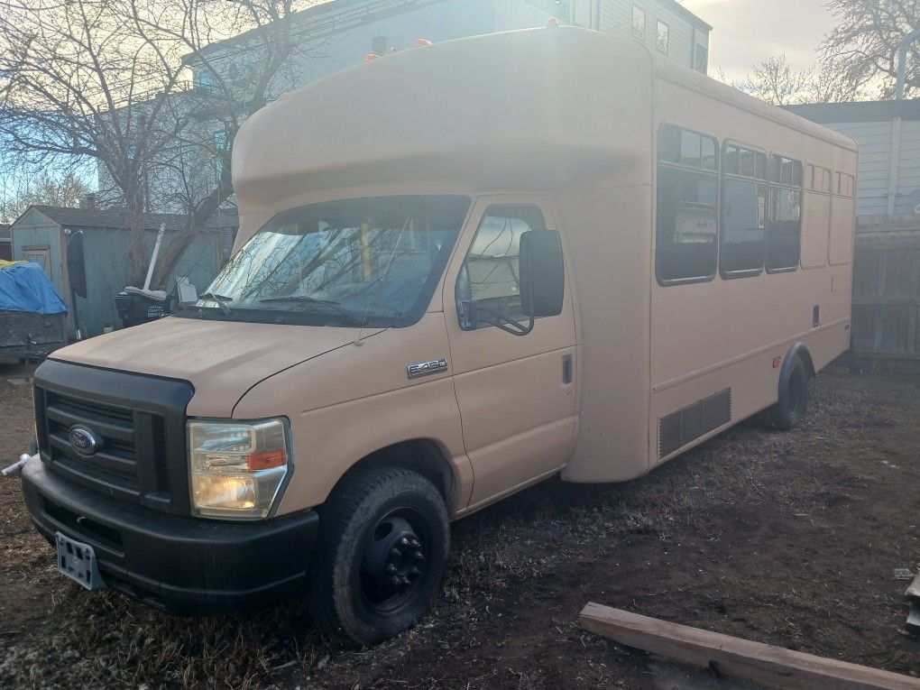 2008 Ford Econoline shuttle bus