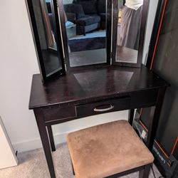 Small vanity With Stool