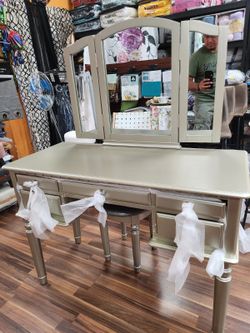 Beautiful Vanity With Stool