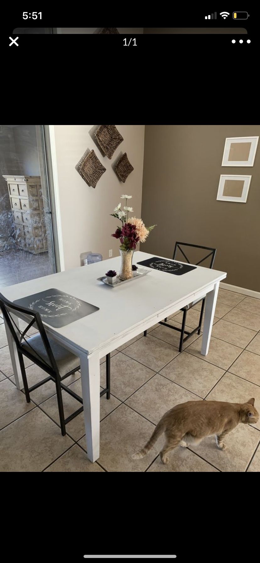 Dining room table EXTENDABLE NO CHAIRS