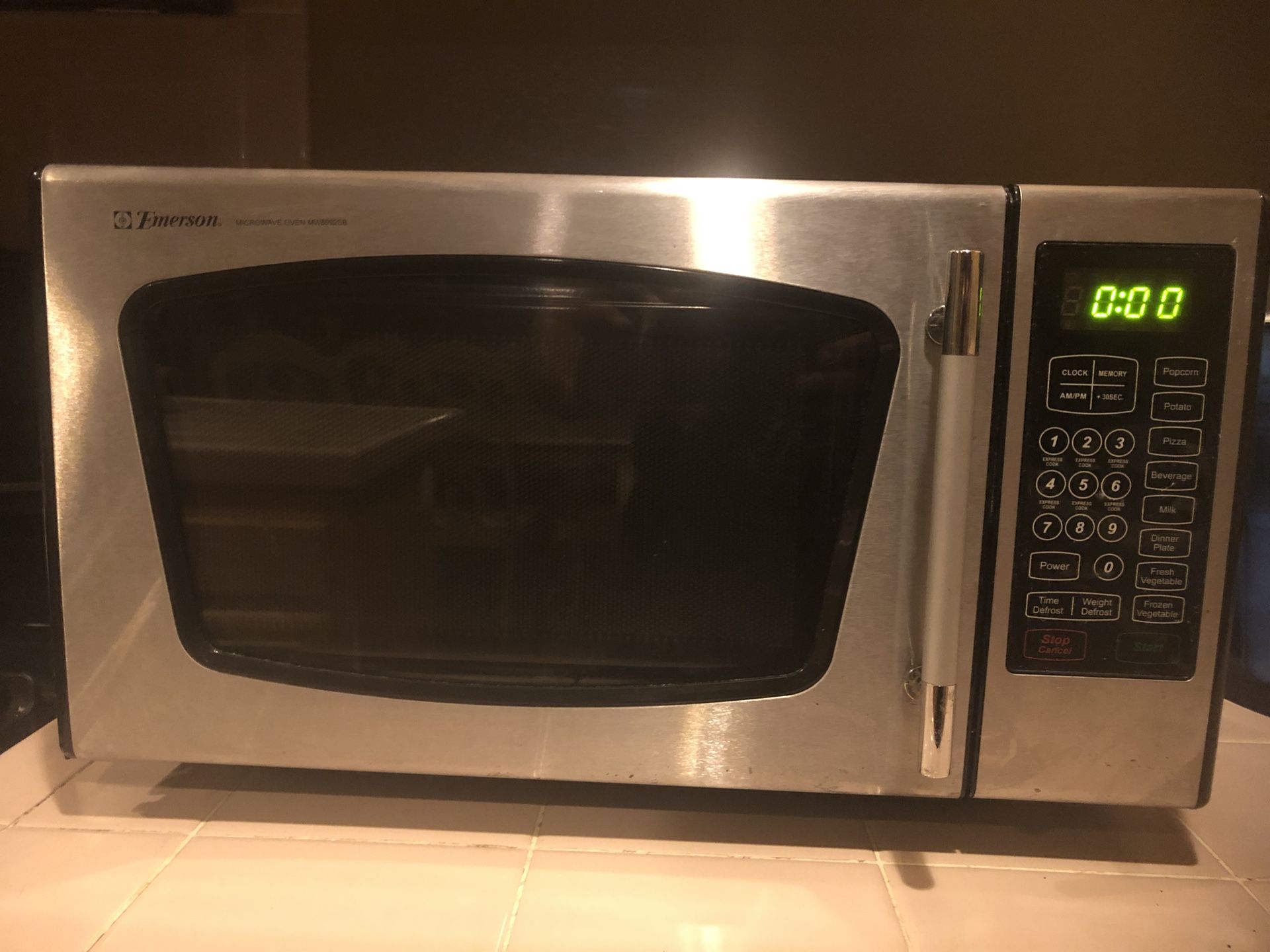 Emerson MW8992SB microwave oven