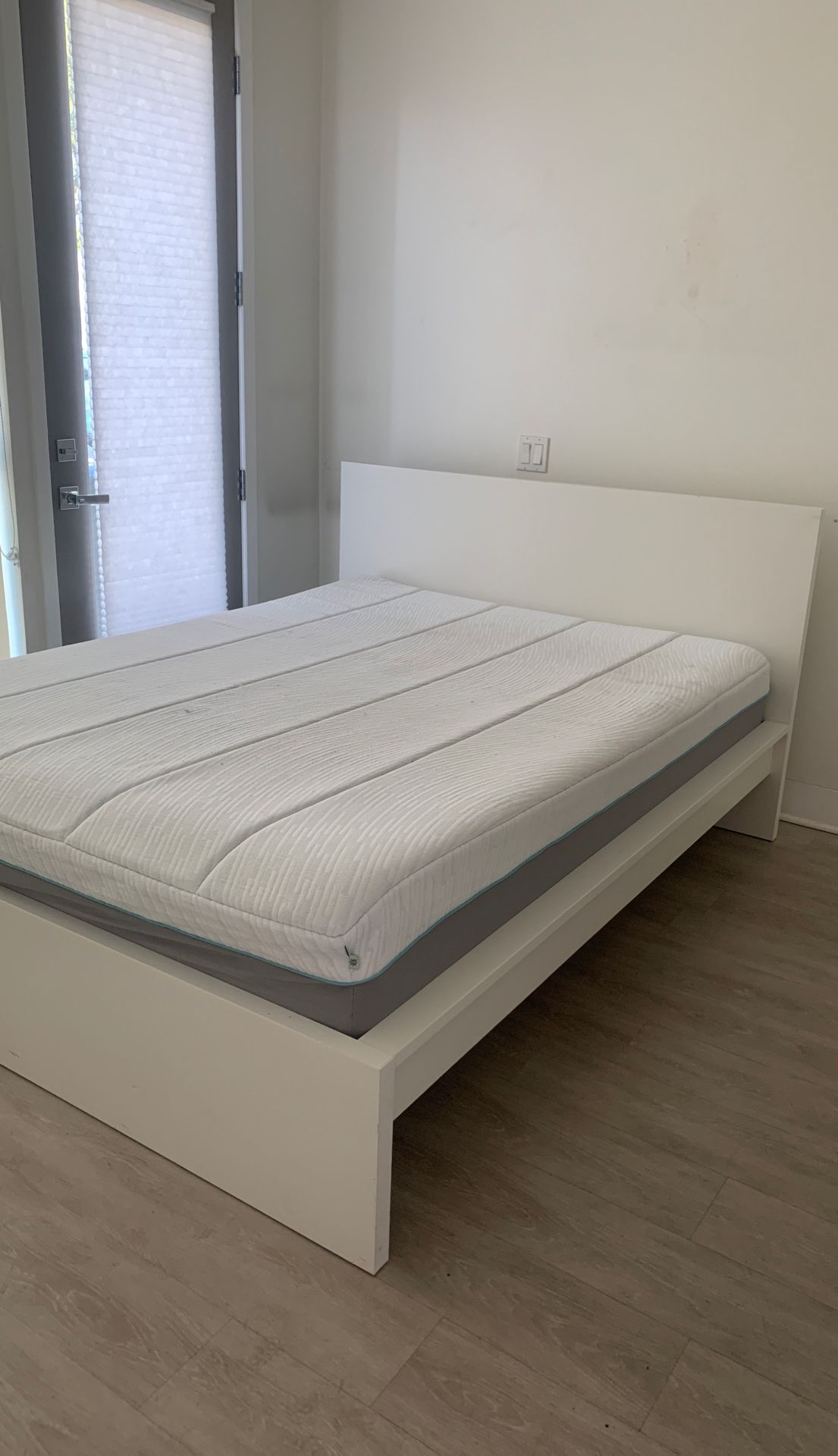 Queen size ‘Memory Foam’ mattress & Bed Frame