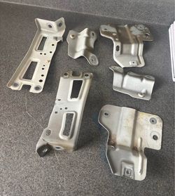 2013 Lincoln mks front bumper bracket