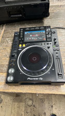 Pioneer  CDJ-2000NXS2 with carrying case $1650