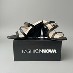 Fashion Nova women’s black 8.5 wedges