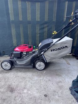 BRAND NEW LAWNMOWER HONDA HRX-217 /200cc  THE LAWNMOWER IS SELF PROPELLED. NEVER HAD GASOLINE OR OIL IN ENGINE (a bottle of engine oil comes with it) 