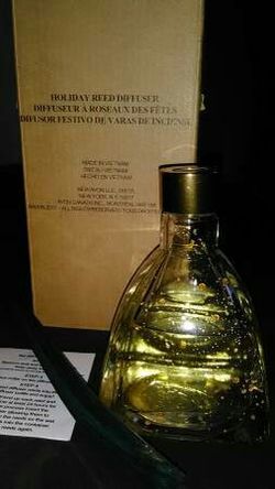 Avon Holiday Glass Reed Diffuser* brand new w/ 7 sticks*