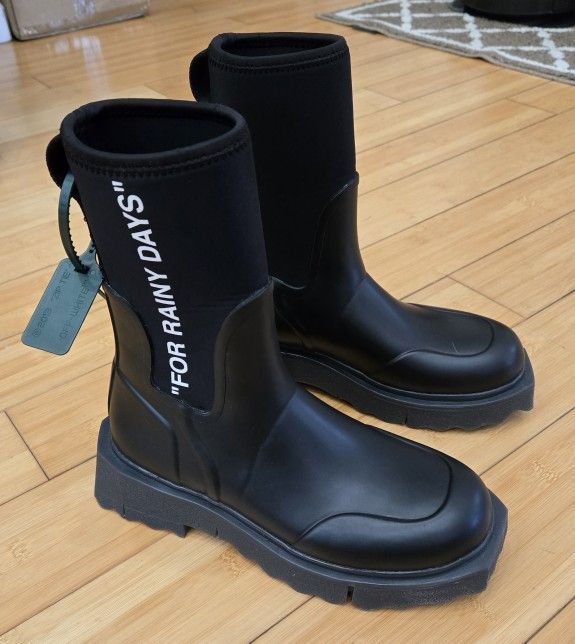 W8. Off White Sponge Rubber Rain Boots<Streamwood>