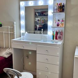 New 6 Drawer Makeup Vanity With Led Lightbulbs 