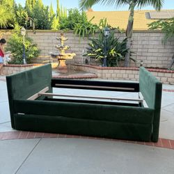 Green Velvet Daybed Frame with Pull-Out Trundle – Twin Size