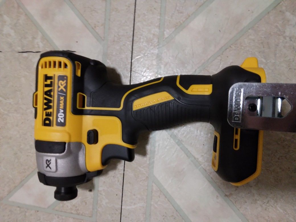 DEWALT 20V MAX 1/4" IMPACT DRILL