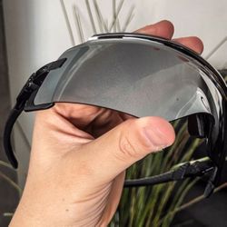 ‘2️⃣6️⃣🥳 New Oakleys  Box, Pouch Cloth All Included🥂