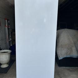 FRIGIDAIRE 15.5 cu. ft. Upright Freezer (white) 