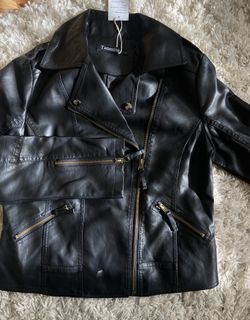 BLACK CROPPED LEATHER JACKET! New! Size small. So cute and trendy. #leather