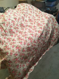 Queen size bed cover with two pillow covers and two square shaped accent pillows. 100% Cotton.