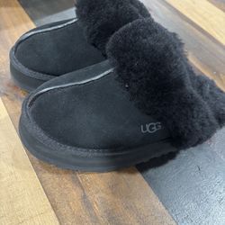Black Uggs Size 6