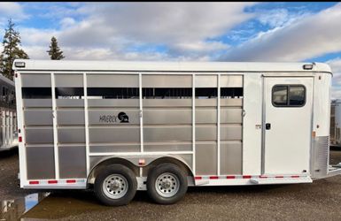 2023 Maverick 4-Horse Bumper Pull Trailer- Like New!