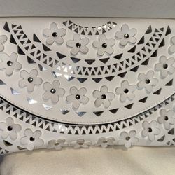 White Purse With Flowers/ Cartera Blanca Con Flores