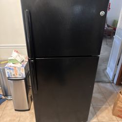 NICE CLEAN REFRIGERATOR/ FREEZER!! 
