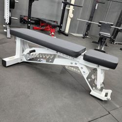 HEAVY DUTY COMMERCIAL GRADE 1000 LBS CAPACITY ADJUSTABLE BENCH THAT CAN INCLINE, FLAT AND MILITARY PRESS WITH WHEELS ( BRAND NEW IN THE BOX  )