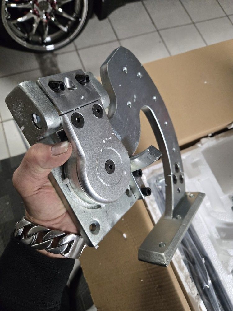 Brand new in the box.Universal lambo door hinges
