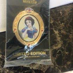 Snow white collectible pin