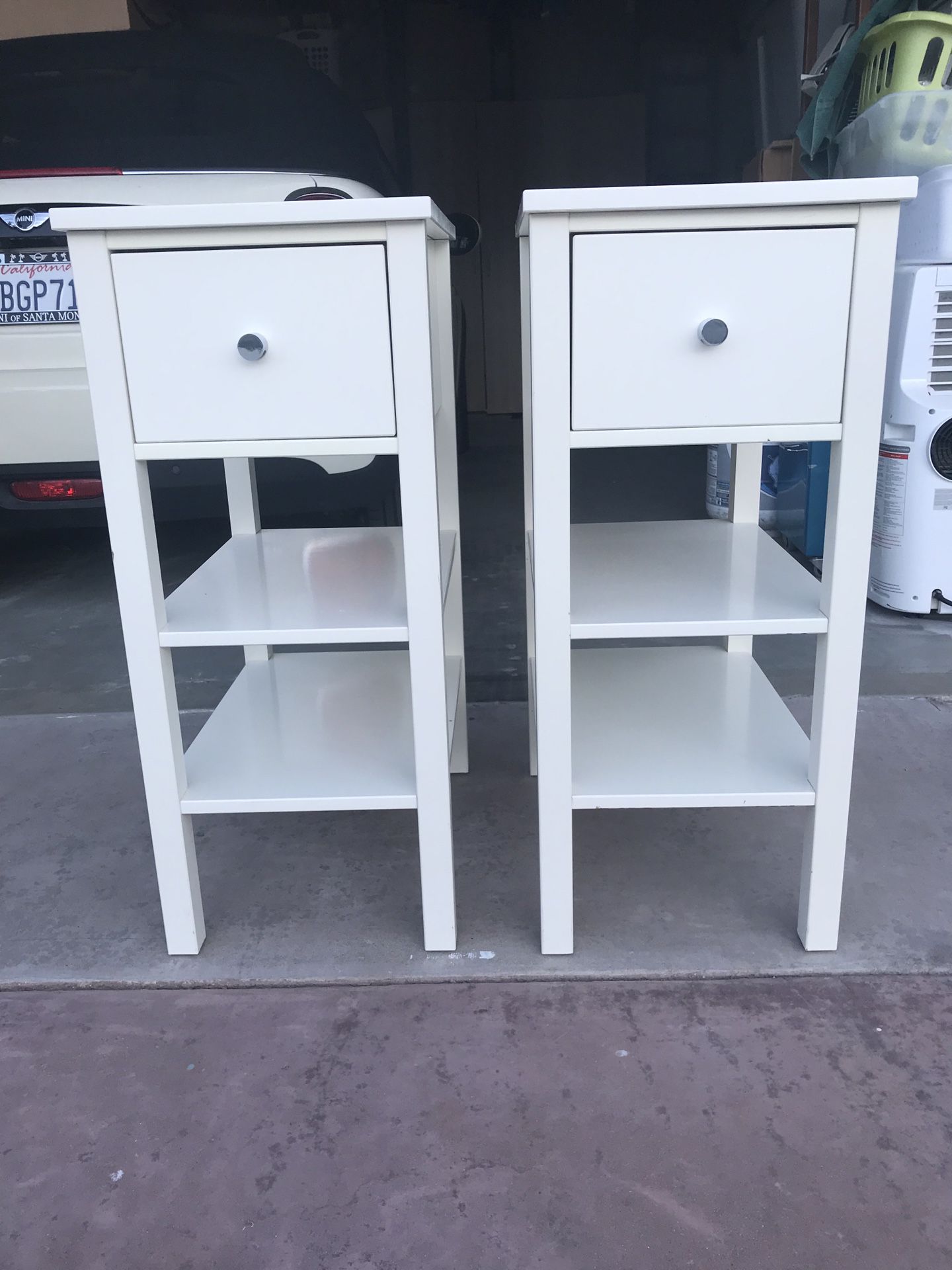 Pair of white end tables/bedside tables