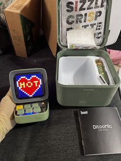 Divoom Ditoo Programmable Pixel Art LED-Bluetooth-Speaker