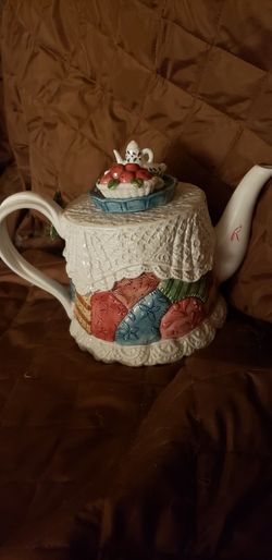 Enchanting Tea Pot with Beautiful Detail PICK UP NORTHERN & 51st AVE