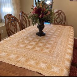 NWOT Gorgeous Table Cloth With Matching Napkins