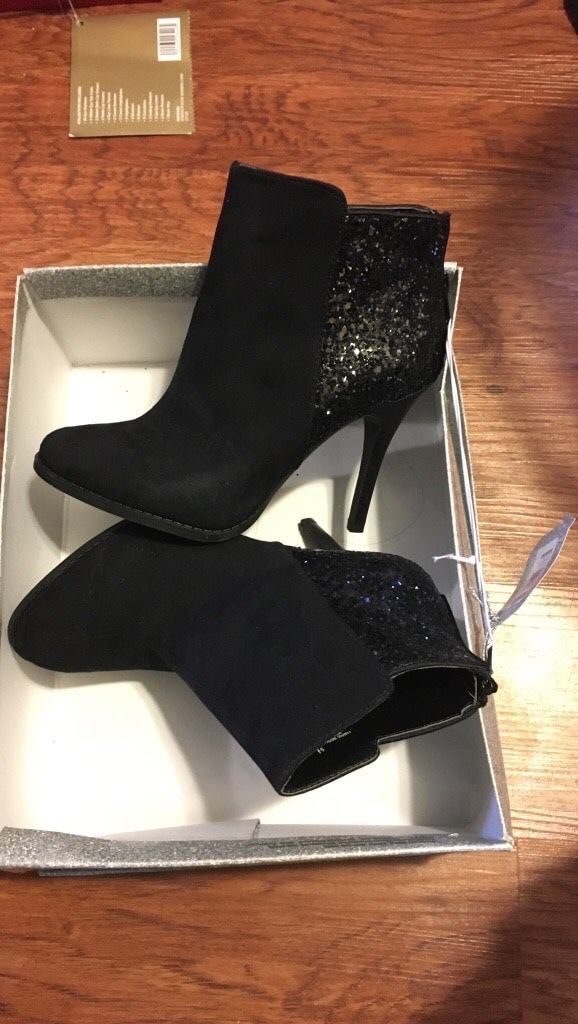 Black high heels with back sparkle