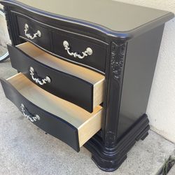 4  DRAWERS DRESSER 