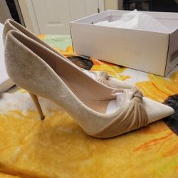 *SERIOUS INQUIRIES PLEASE!!* Pointed toe velvet stiletto high **NEW**