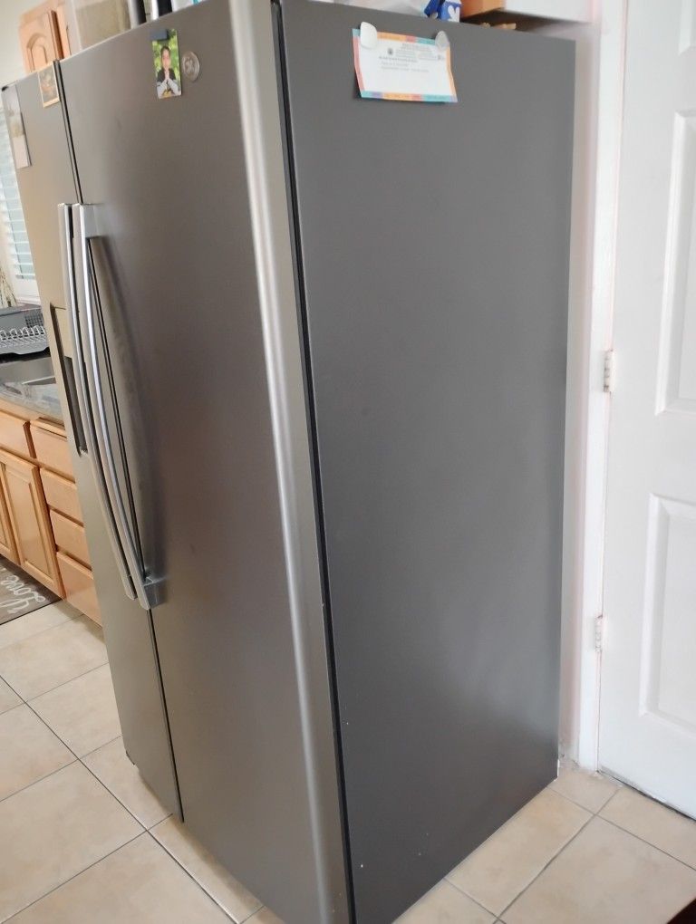GE Refrigerator Side By Side Door Excellent Condition