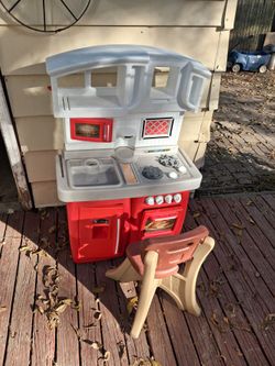 Little kids toy kitchen come with the chair included