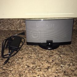 Bose Sound Dock 3 With Lightning Pin. Loud! Good Bass With Remote