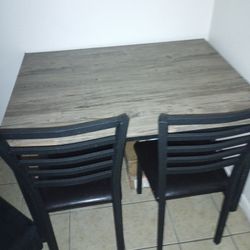 NICE DINING ROOM TABLE, W/CHAIRS!