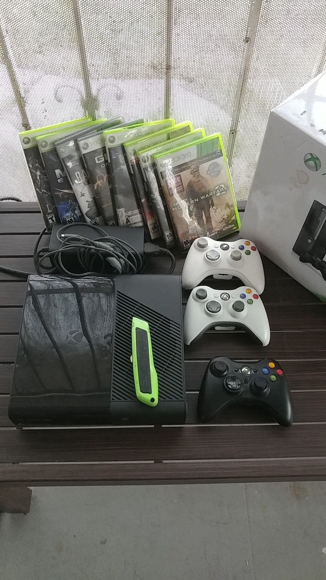 XBOX 360 - With 8 Games