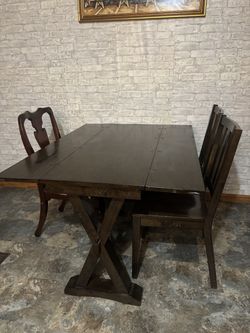 Kitchen table with 2 matching chairs