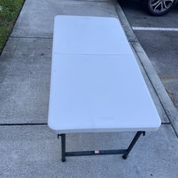 Folding table