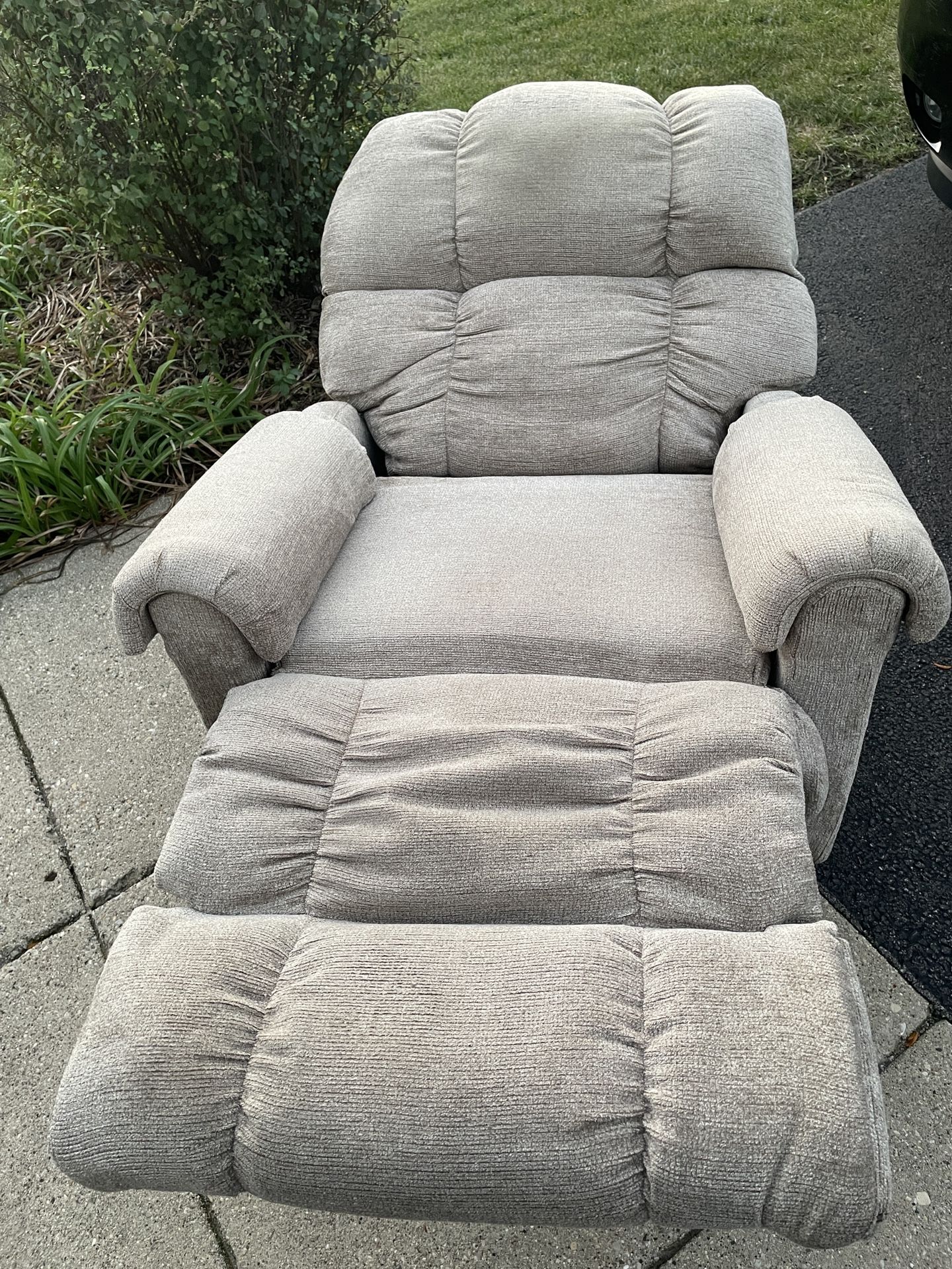 Recliner! Plush Comfy Rocker Recliner