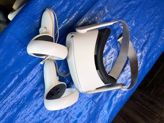 Meta Quest 3 VR Headset with Controllers