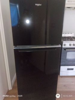 Whirlpool Black Top-Freezer Refrigerator