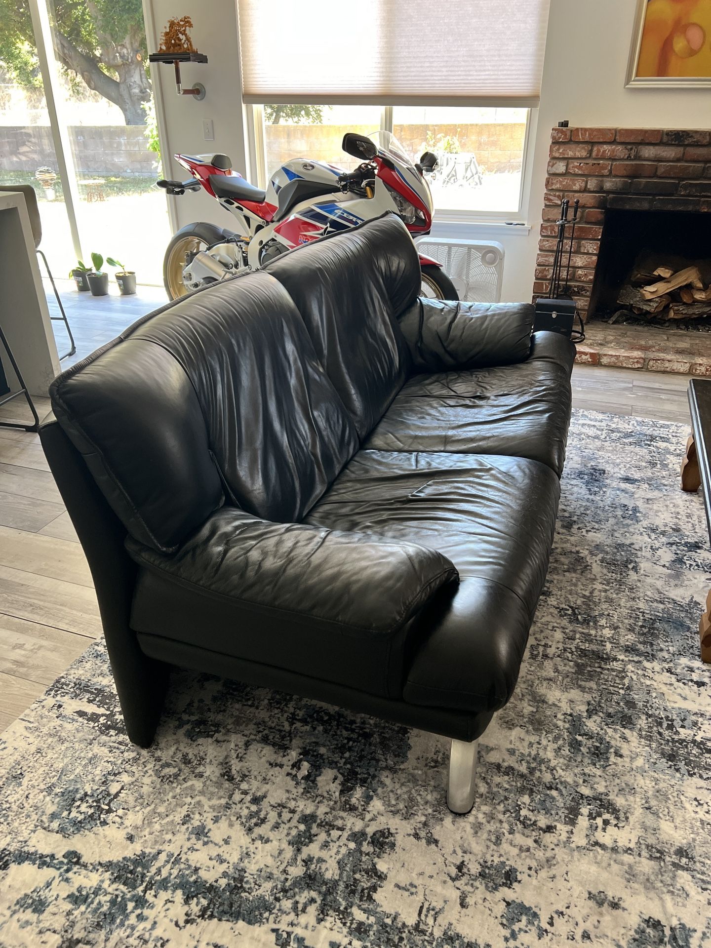 Modern Style Black Leather Couch with Two Cushion Sofa