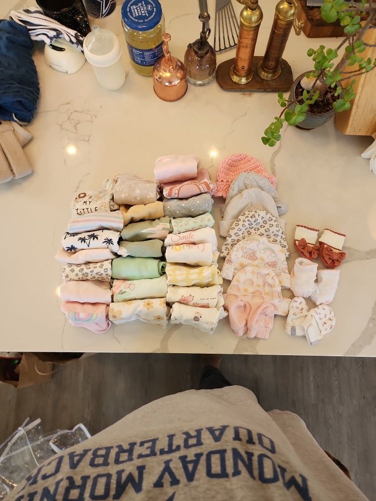 PREMIUM LOT of Baby Onesies/beannie Set/gloves/socks